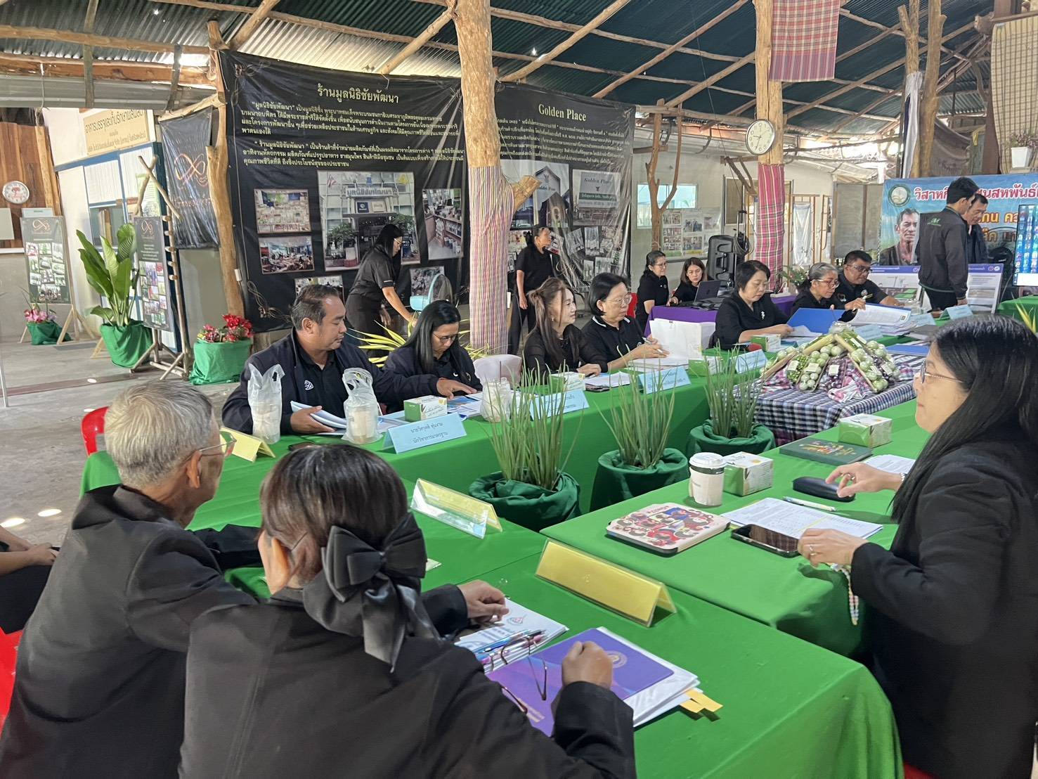 title - ปฏิรูปที่ดินจังหวัดเพชรบุรี พร้อมด้วย เจ้าหน้าที่ ส.ป.ก.เพชรบุรี ร่วมต้อนรับคณะกรรมการตัดสินการประกวดวิสาหกิจชุมชนดีเด่นระดับจังหวัด ปี 2569 และสนับสนุนข้อมูลการพัฒนา วิสาหกิจชุมชนสหพันธ์เกษตรกรเพชรน้ำหนึ่ง